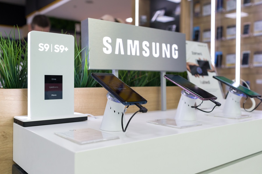 Samsung display with various Samsung Galaxy phones